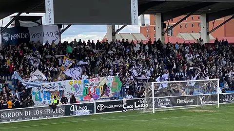 Aficionados del equipo salmantino antes de un compromiso de la campaña 2025-2026 Aficionados del equipo salmantino antes de un compromiso de la campaña 2025-2026