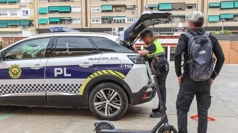 Un agente de la Policía Local de Elda y el propietario de un patinete eléctrico durante una inspección de ese vehículo. Un agente de la Policía Local de Elda y el propietario de un patinete eléctrico durante una inspección de ese vehículo.
