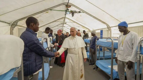 El papa Le&oacute;n XIV saluda a varios migrantes en el centro de primera acogida &lsquo;Las Ra&iacute;ces&rsquo; de Tenerife 