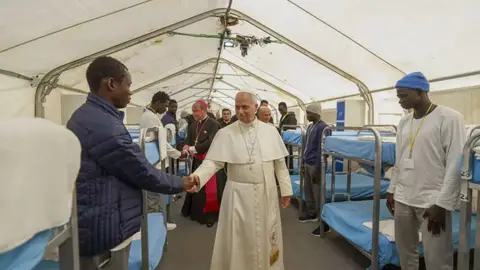 El papa León XIV saluda a varios migrantes en el centro de primera acogida ‘Las Raíces’ de Tenerife El papa León XIV saluda a varios migrantes en el centro de primera acogida ‘Las Raíces’ de Tenerife