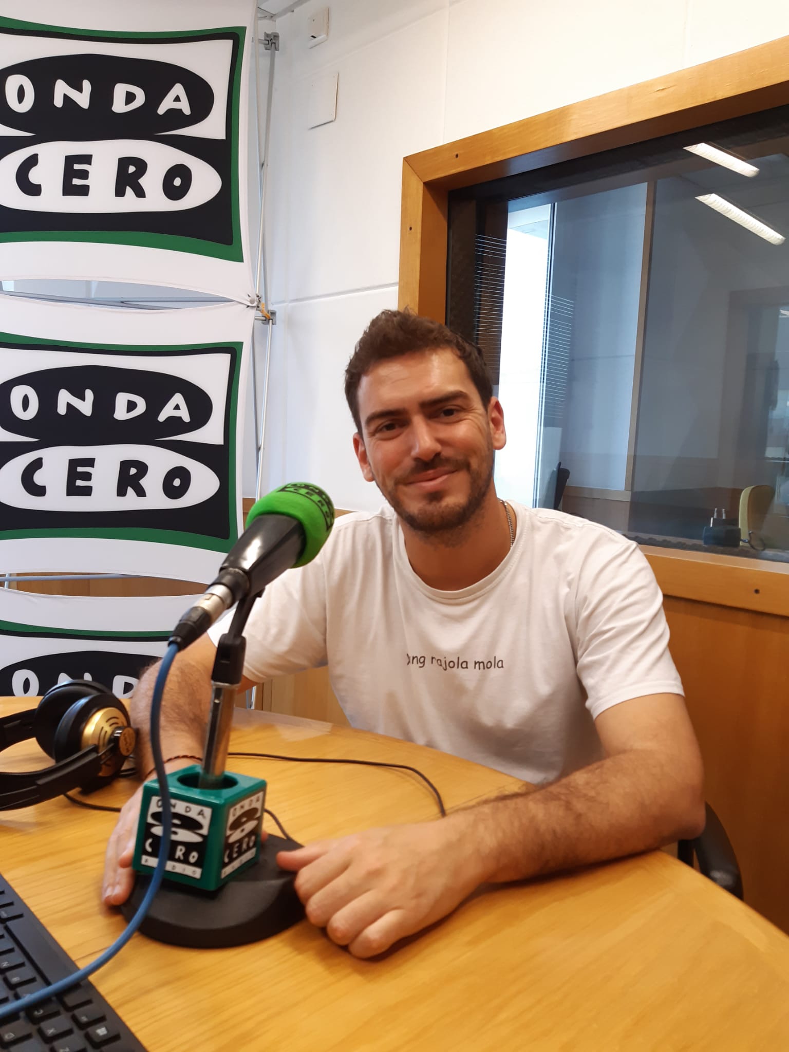 Yung Rajola tanca una trilogia vital amb un disc vitalista que reivindica l’amor com a forma de resistència Yung Rajola tanca una trilogia vital amb un disc vitalista que reivindica l’amor com a forma de resistència