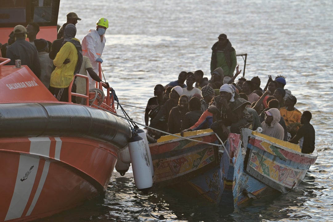 Salvamento Marítimo ha rescatado este domingo en aguas cercanas a El Hierro dos cayucos en los que viajaban un total de 242 personas, entre ellas menores y mujeres, a los que ha trasladado al puerto de La Restinga Salvamento Marítimo ha rescatado este domingo en aguas cercanas a El Hierro dos cayucos en los que viajaban un total de 242 personas, entre ellas menores y mujeres, a los que ha trasladado al puerto de La Restinga