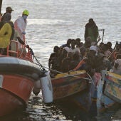 Salvamento Marítimo ha rescatado este domingo en aguas cercanas a El Hierro dos cayucos en los que viajaban un total de 242 personas, entre ellas menores y mujeres, a los que ha trasladado al puerto de La RestingaEFE/Gelmert Finol