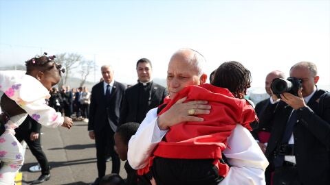 El Papa Le&oacute;n XIV durante un encuentro con migrantes en el Centro Las Ra&iacute;ces/ Alejandro J. Rosa/ACFI/Pool / Europa Press