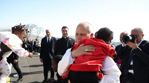 El Papa León XIV durante un encuentro con migrantes en el Centro Las Raíces, El Papa León XIV durante un encuentro con migrantes en el Centro Las Raíces/ Alejandro J. Rosa/ACFI/Pool / Europa Press