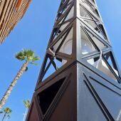 Benidorm continúa con la rehabilitación e instalación de las Columnas Andrea ubicadas en el Paseo de Levante