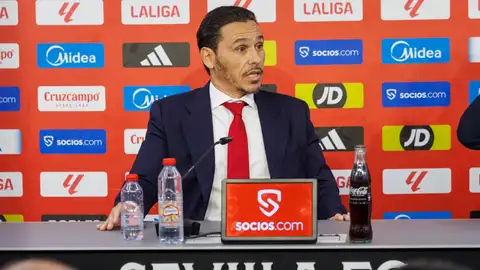 El presidente del Sevilla, José María del Nido Carrasco, ha admitido en rueda de prensa ofrecida para presentar al nuevo director deportivo del club, José Ignacio Navarro, que se ha "planteado 700 millones de veces" dimitir de su cargo porque "no es agradable recibir amenazas de muerte por teléfono o desde un coche aparcado" en la puerta de su casa El presidente del Sevilla, José María del Nido Carrasco, ha admitido en rueda de prensa ofrecida para presentar al nuevo director deportivo del club, José Ignacio Navarro, que se ha "planteado 700 millones de veces" dimitir de su cargo porque "no es agradable recibir amenazas de muerte por teléfono o desde un coche aparcado" en la puerta de su casa