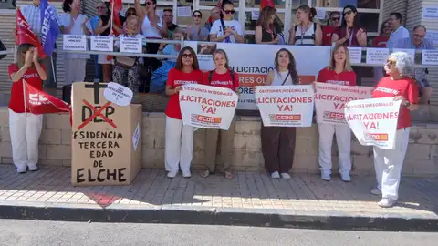 Concentración de trabajadores de la residencia de la tercera edad de Altabix de Elche. Concentración de trabajadores de la residencia de la tercera edad de Altabix de Elche.