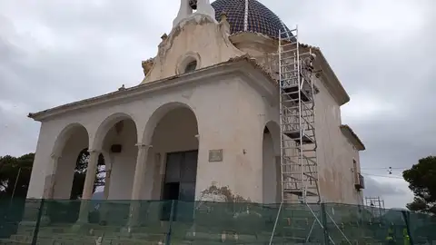 Ermita de Santa Bárbara de Monóvar durante las obras de restauración. Ermita de Santa Bárbara de Monóvar durante las obras de restauración.