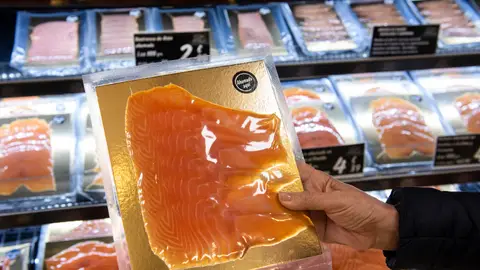 Imagen de archivo de un paquete de salmón ahumado al vacío. Imagen de archivo de un paquete de salmón ahumado al vacío.