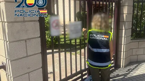 Un agente de la Policía Nacional en Elche. Un agente de la Policía Nacional en Elche.