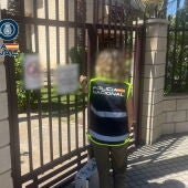 Un agente de la Policía Nacional en Elche.