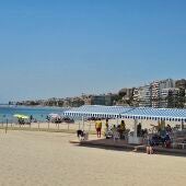 Villajoyosa abre el plazo para solicitar el servicio de autobús gratuito hasta la playa accesible para las personas con problemas de movilidad
