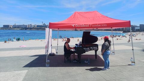 Piano de cola en la playa de Riazor Piano de cola en la playa de Riazor