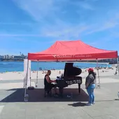 Piano de cola en la playa de Riazor Piano de cola en la playa de Riazor