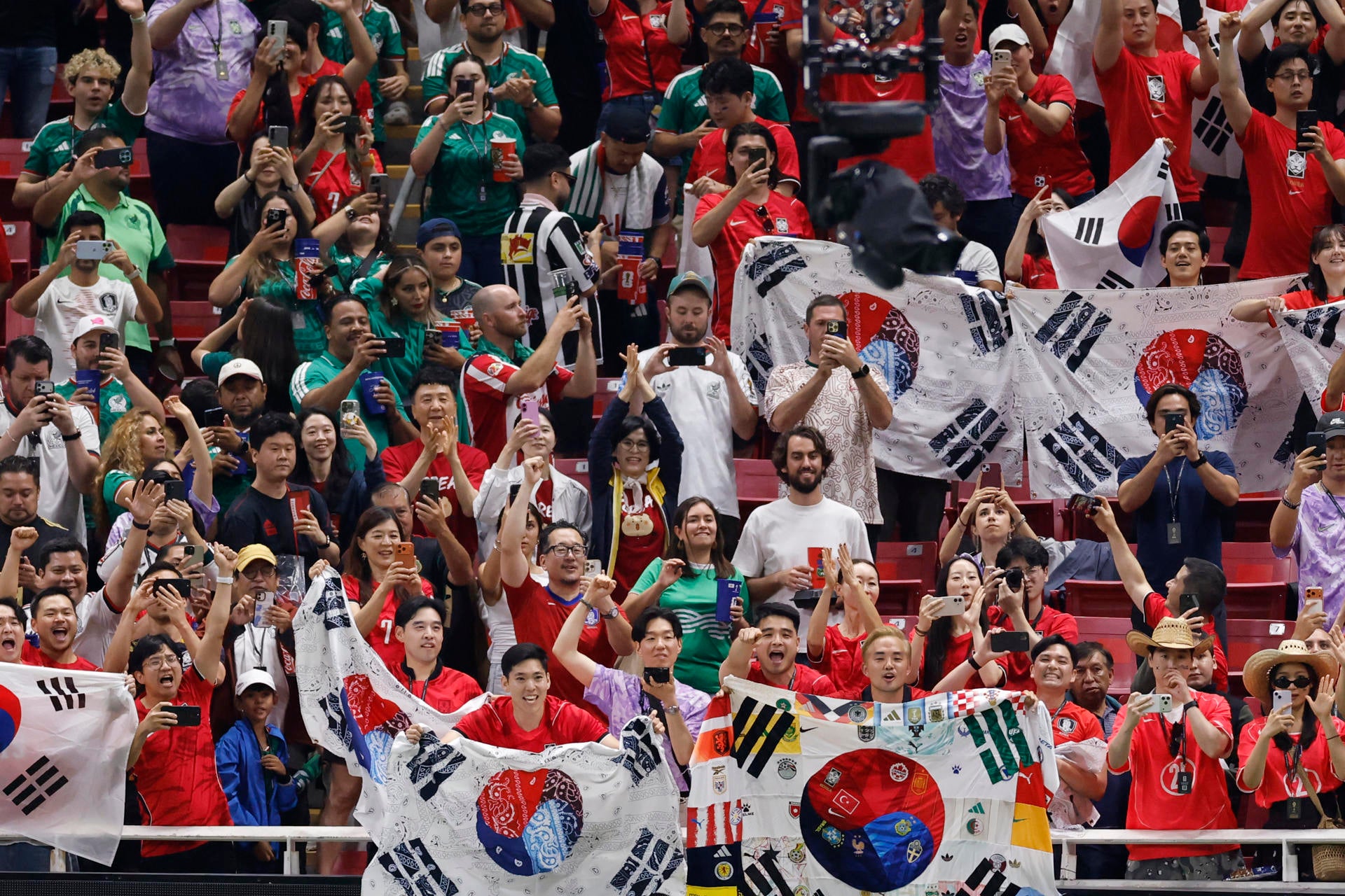 Aficionados de Corea del sur reaccionan este jueves, al final de un partido del grupo A del Mundial de la FIFA 2026 entre Corea del Sur y República Checa en el estadio Akron en Guadalajara (México). Aficionados de Corea del sur reaccionan este jueves, al final de un partido del grupo A del Mundial de la FIFA 2026 entre Corea del Sur y República Checa en el estadio Akron en Guadalajara (México).