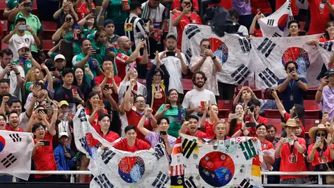 Aficionados de Corea del sur reaccionan este jueves, al final de un partido del grupo A del Mundial de la FIFA 2026 entre Corea del Sur y República Checa en el estadio Akron en Guadalajara (México). Aficionados de Corea del sur reaccionan este jueves, al final de un partido del grupo A del Mundial de la FIFA 2026 entre Corea del Sur y República Checa en el estadio Akron en Guadalajara (México).