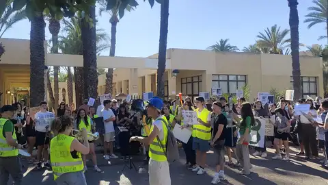 Imagen de archivo de una concentración de la comunidad educativa del Conservatorio de Música reclamando un nuevo centro. Imagen de archivo de una concentración de la comunidad educativa del Conservatorio de Música reclamando un nuevo centro.
