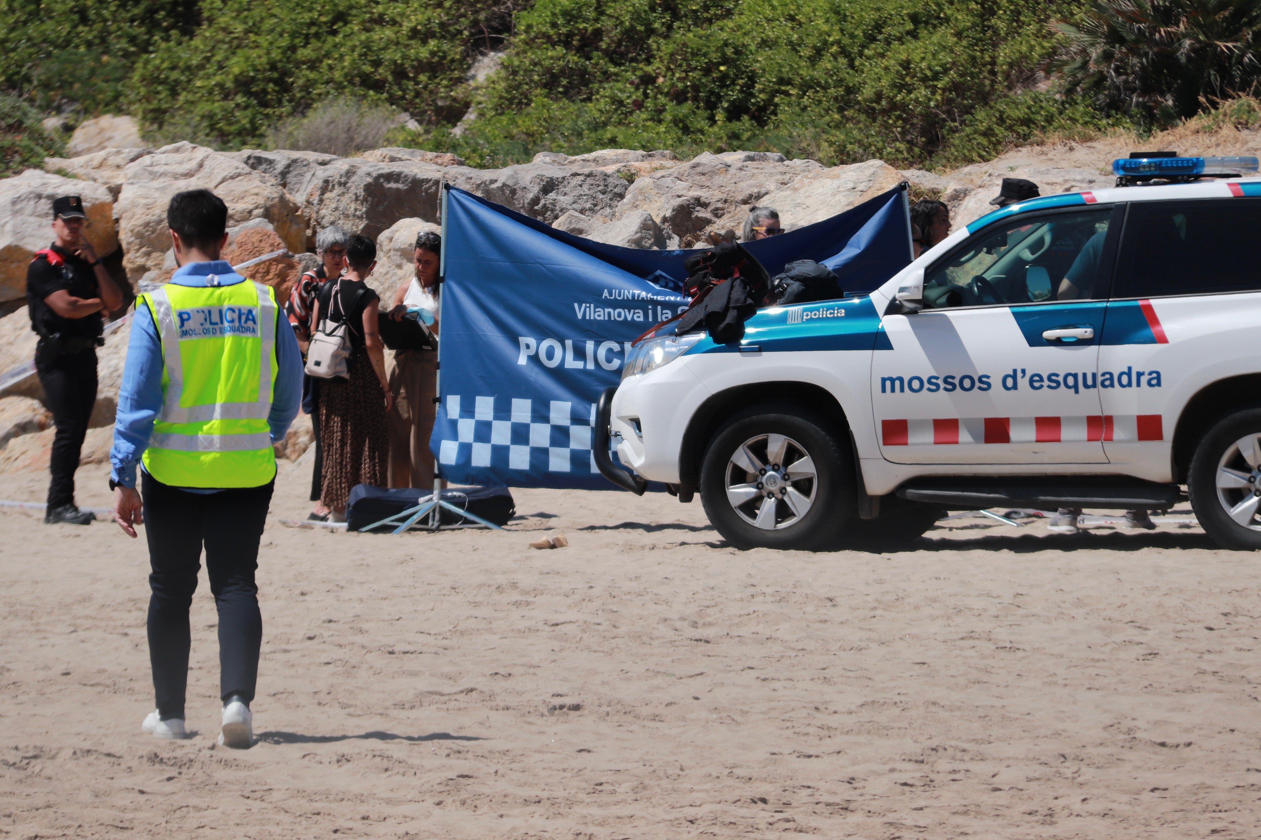 Els Mossos investiguen la mort d’un home trobat a la platja del Far de Vilanova i la Geltrú Els Mossos investiguen la mort d’un home trobat a la platja del Far de Vilanova i la Geltrú