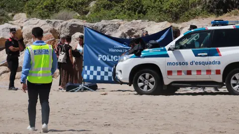 Els Mossos investiguen la mort d’un home trobat a la platja del Far de Vilanova i la Geltrú Els Mossos investiguen la mort d’un home trobat a la platja del Far de Vilanova i la Geltrú