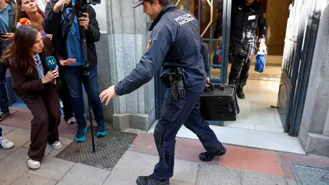 Agentes de la Policía Nacional salen del edificio donde se encuentra la oficina del expresidente del Gobierno José Luis Rodríguez Zapatero Agentes de la Policía Nacional salen del edificio donde se encuentra la oficina del expresidente del Gobierno José Luis Rodríguez Zapatero/ EFE/ Rodrigo Jiménez