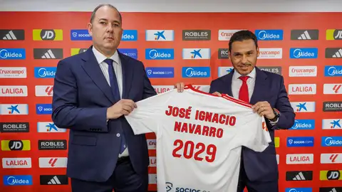 José Ignacio Navarro (i), y el presidente del Sevilla FC, José María del Nido Carrasco, durante su presentación como director deportivo del Sevilla para las tres próximas temporadas, en la que ha admitido que la "realidad económica y la normativa de 'fair play' financiero" de LaLiga lo llevarán a tener "dificultades para inscribir jugadores" para la próxima campaña José Ignacio Navarro (i), y el presidente del Sevilla FC, José María del Nido Carrasco, durante su presentación como director deportivo del Sevilla para las tres próximas temporadas, en la que ha admitido que la "realidad económica y la normativa de 'fair play' financiero" de LaLiga lo llevarán a tener "dificultades para inscribir jugadores" para la próxima campaña