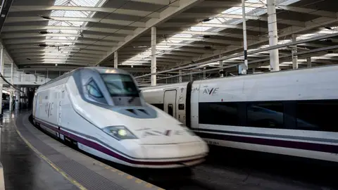 Imagen de archivo de un tren AVE llegando a una estación. Imagen de archivo de un tren AVE llegando a una estación.