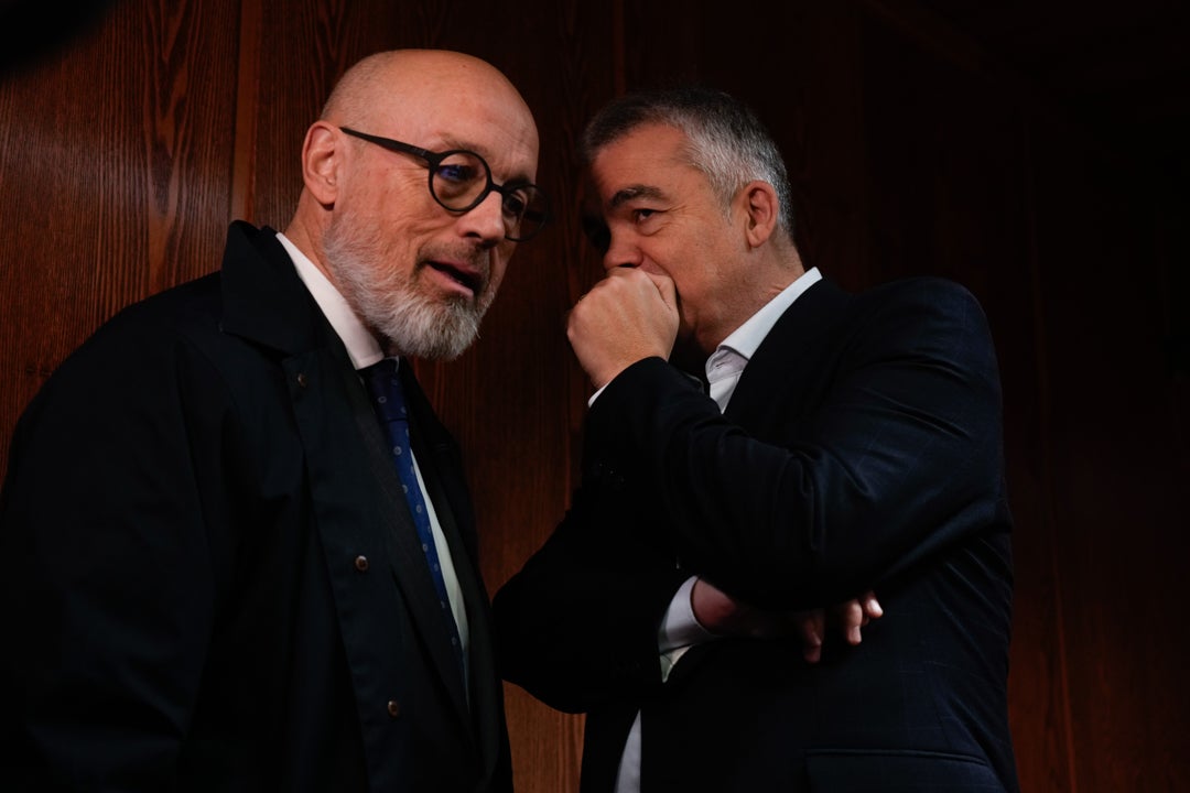 El exdiputado socialista Santos Cerdán conversa con el abogado Jacobo Teijelo (i) durante una comparecencia en la comisión del caso Koldo. El exdiputado socialista Santos Cerdán conversa con el abogado Jacobo Teijelo (i) durante una comparecencia en la comisión del caso Koldo.
