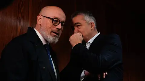 El exdiputado socialista Santos Cerdán conversa con el abogado Jacobo Teijelo (i) durante una comparecencia en la comisión del caso Koldo. El exdiputado socialista Santos Cerdán conversa con el abogado Jacobo Teijelo (i) durante una comparecencia en la comisión del caso Koldo. EFE/Borja Sánchez-Trillo