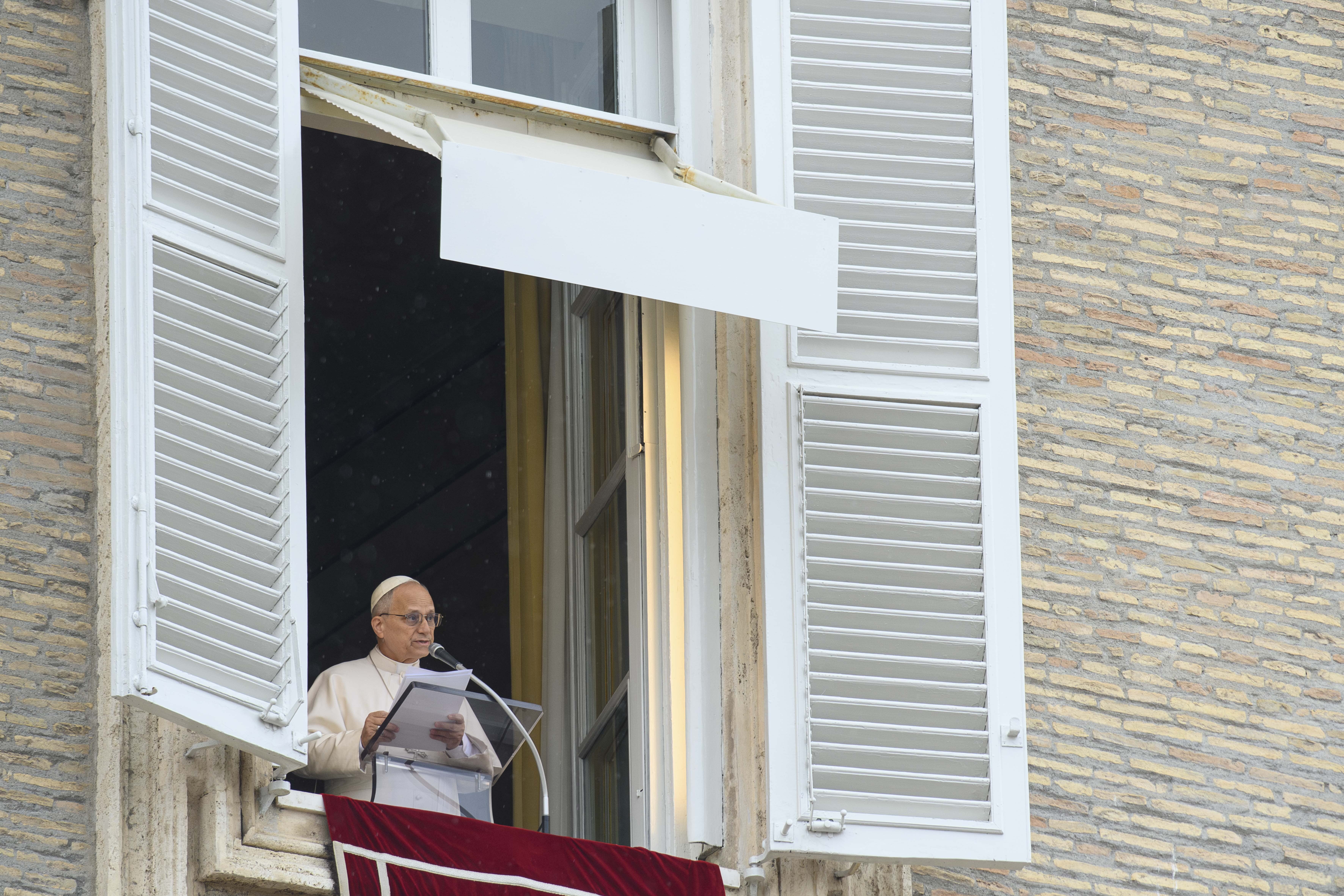 El Papa León XIV en el balcón del Vaticano durante el rezo del Ángelus El Papa León XIV en el balcón del Vaticano durante el rezo del Ángelus