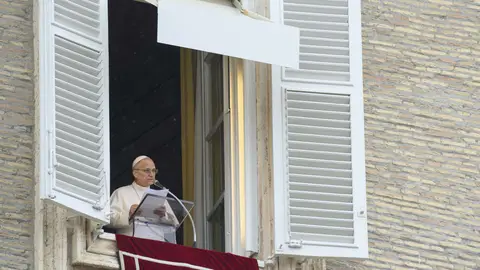 El Papa León XIV en el balcón del Vaticano durante el rezo del Ángelus El Papa León XIV en el balcón del Vaticano durante el rezo del Ángelus