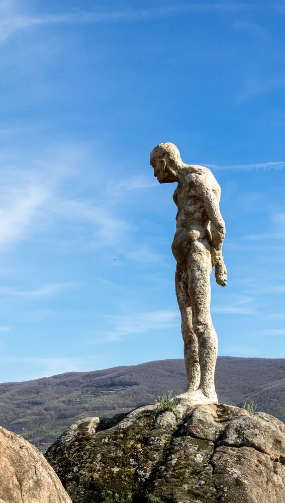 Escultura en el pueblo de El Torno Escultura en el pueblo de El Torno