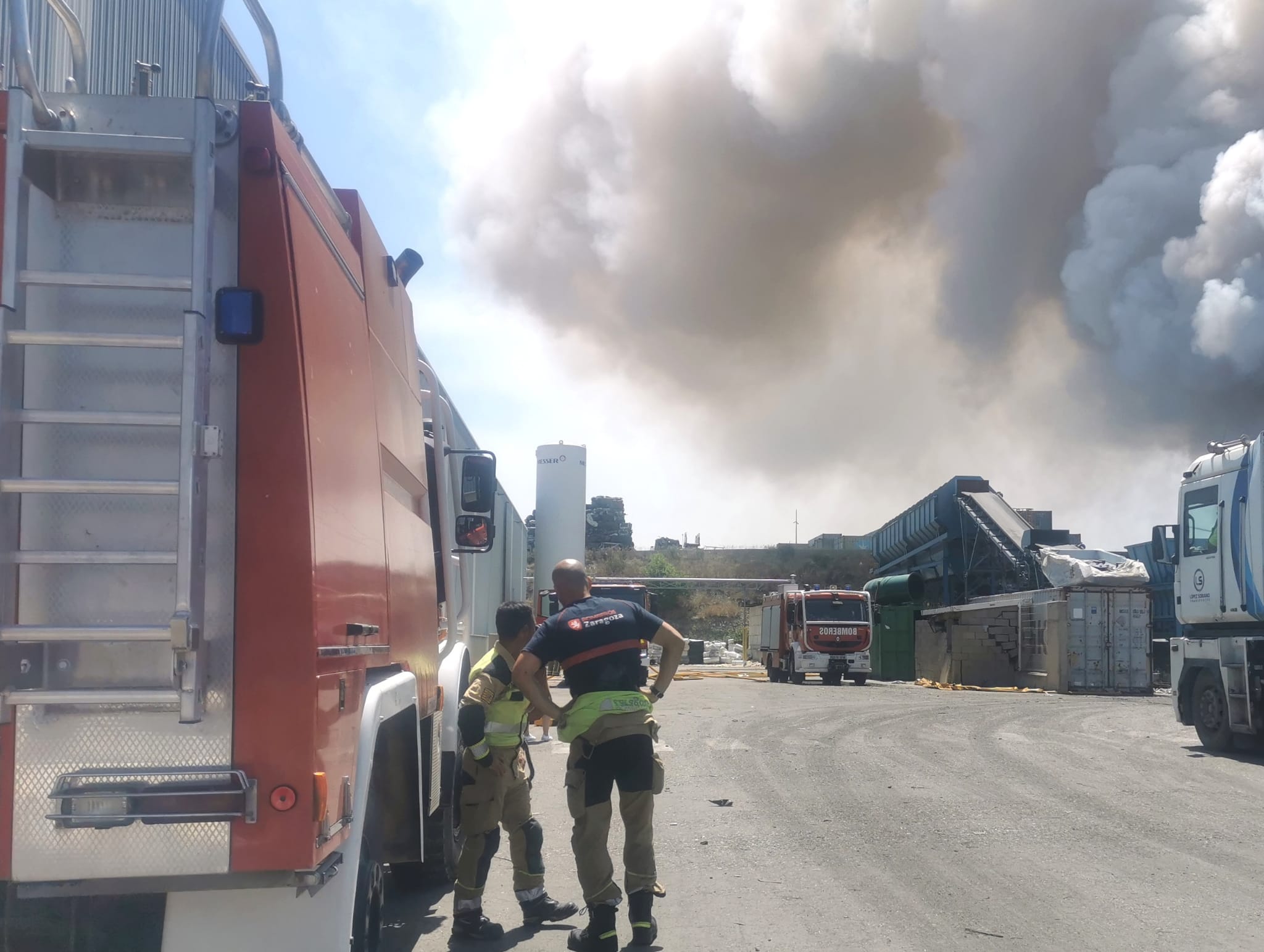 Los bomberos siguen trabajando en la extinción de un incendio en el PTR Los bomberos siguen trabajando en la extinción de un incendio en el PTR