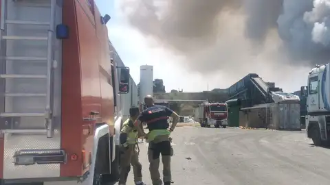 Los bomberos siguen trabajando en la extinción de un incendio en el PTR Los bomberos siguen trabajando en la extinción de un incendio en el PTR