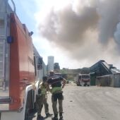 Los bomberos siguen trabajando en la extinción de un incendio en el PTR