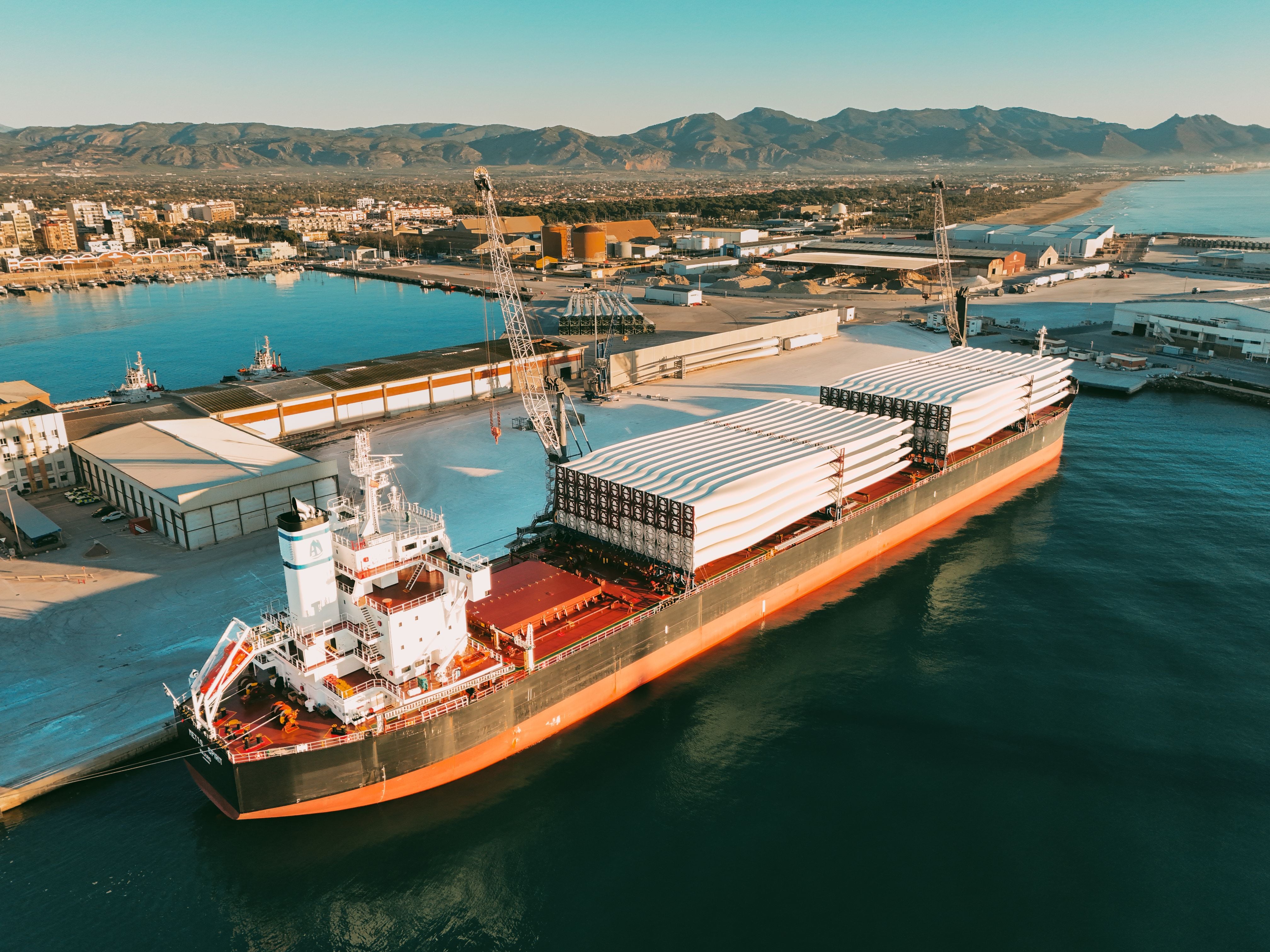 PortCastelló busca nuevos tráficos internacionales en la feria líder mundial de carga de proyecto en Rotterdam PortCastelló busca nuevos tráficos internacionales en la feria líder mundial de carga de proyecto en Rotterdam