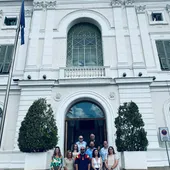 Las trabajadoras y el gobierno local de El Puerto, en la puerta del Ayuntamiento Las trabajadoras y el gobierno local de El Puerto, en la puerta del Ayuntamiento