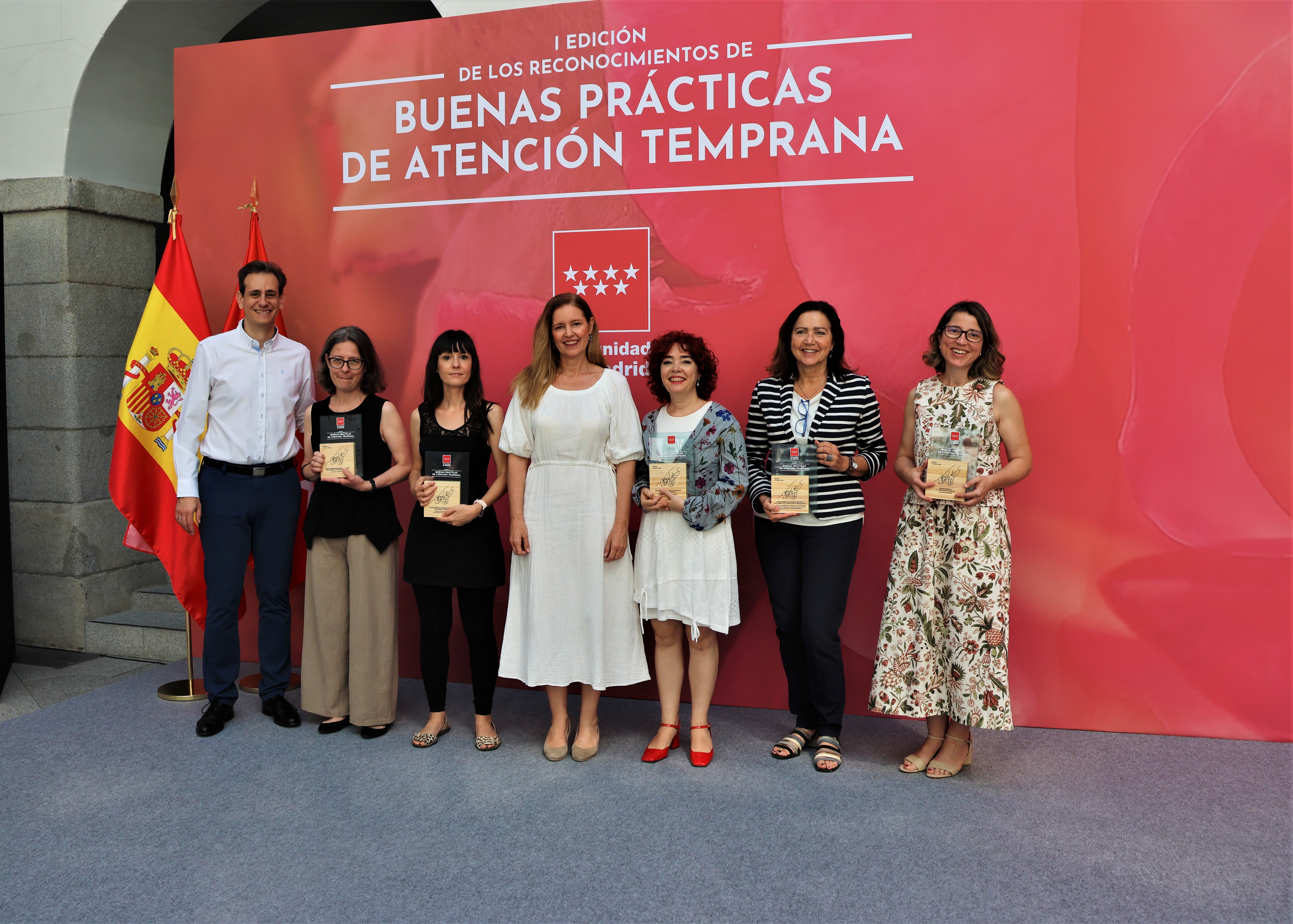 La consejera de Familia, Juventud y Asuntos Sociales, Ana Dávila, junto a los premiados La consejera de Familia, Juventud y Asuntos Sociales, Ana Dávila, junto a los premiados