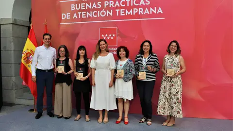 La consejera de Familia, Juventud y Asuntos Sociales, Ana Dávila, junto a los premiados La consejera de Familia, Juventud y Asuntos Sociales, Ana Dávila, junto a los premiados