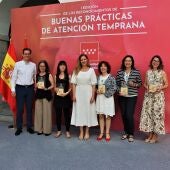 La consejera de Familia, Juventud y Asuntos Sociales, Ana Dávila, junto a los premiados