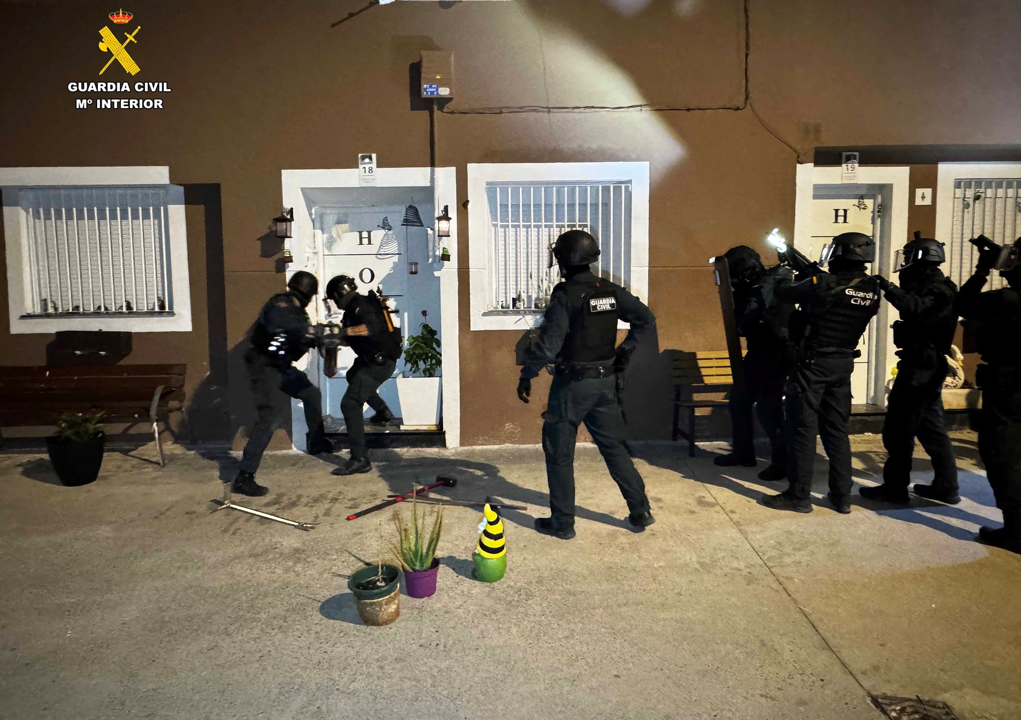Una operación de la Guardia Civil en La Rioja Baja deja 5 detenidos, 8 personas liberadas, un fallecido y una empresa investigada Una operación de la Guardia Civil en La Rioja Baja deja 5 detenidos, 8 personas liberadas, un fallecido y una empresa investigada