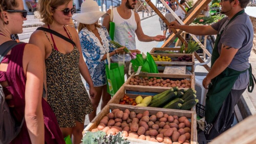 Numerosos turistas y residentes acuden cada sábado al Mercat de Sant Josep de sa Talaia