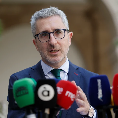 El ministro de Hacienda, Arcadi España, comparece ante los medios tras su encuentro con los agentes sociales.