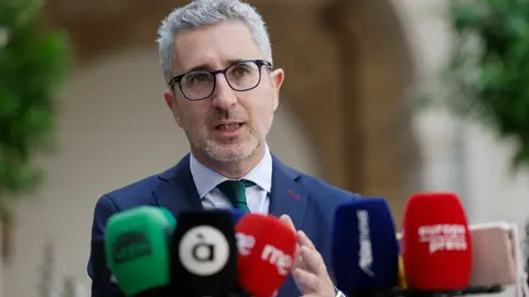 El ministro de Hacienda, Arcadi España, comparece ante los medios tras su encuentro con los agentes sociales. El ministro de Hacienda, Arcadi España, comparece ante los medios tras su encuentro con los agentes sociales.