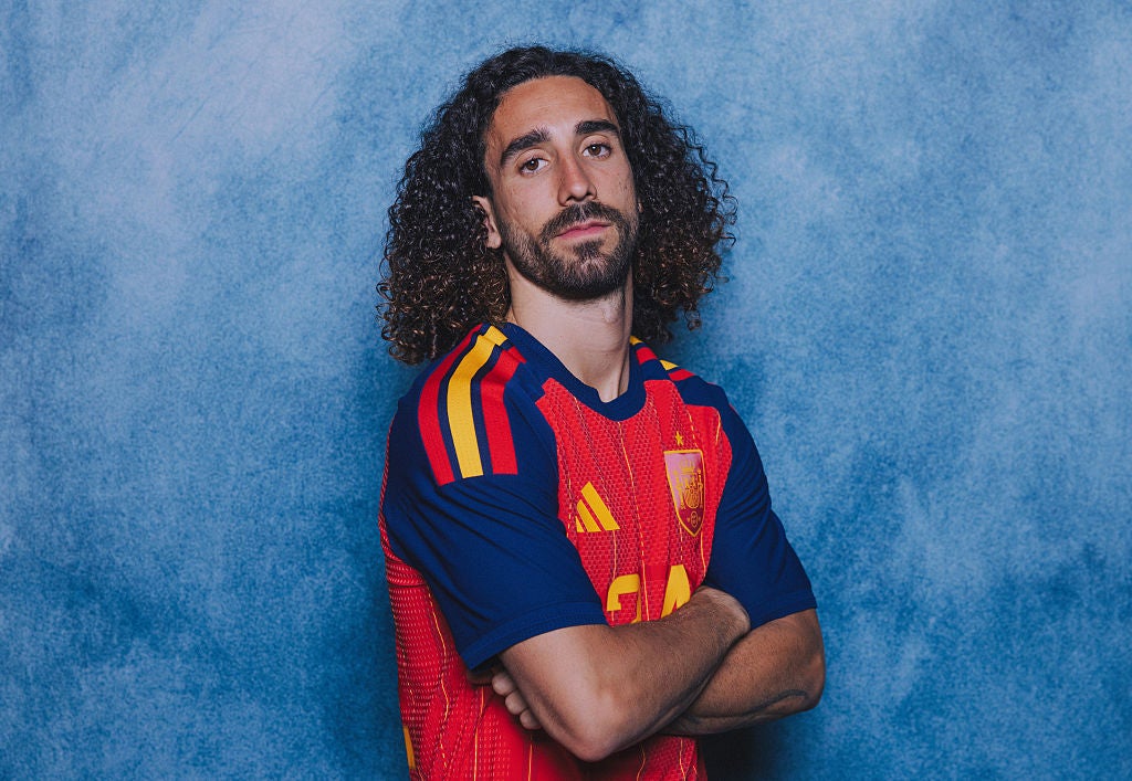 Marc Cucurella posa con la camiseta de la selección española. Marc Cucurella posa con la camiseta de la selección española.