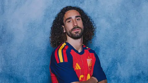Marc Cucurella posa con la camiseta de la selección española. Marc Cucurella posa con la camiseta de la selección española.