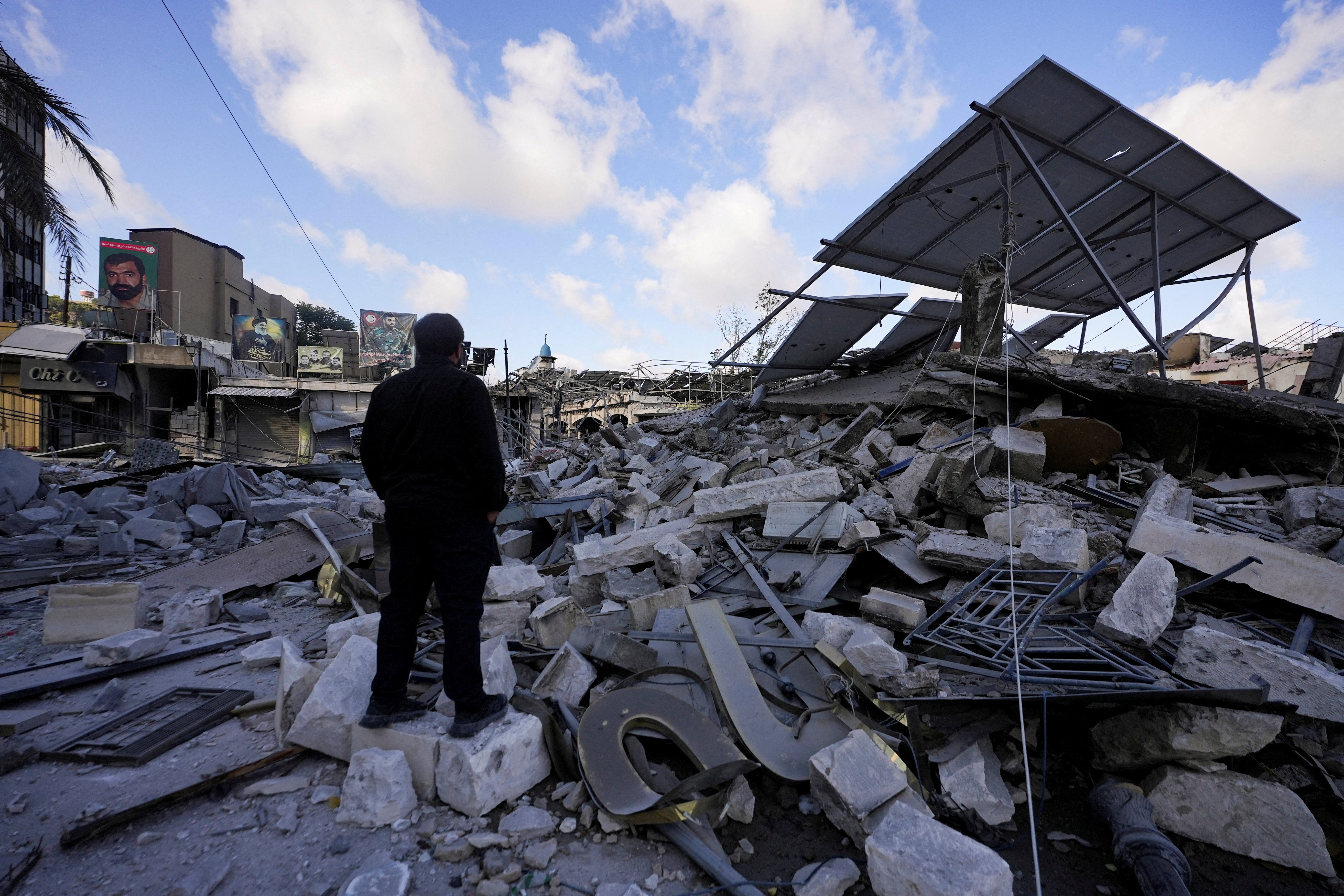Un hombre inspecciona los daños tras los ataques israelíes en Nabatieh, Líbano Un hombre inspecciona los daños tras los ataques israelíes en Nabatieh, Líbano