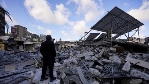Un hombre inspecciona los da&ntilde;os tras los ataques israel&iacute;es en Nabatieh, L&iacute;bano/ REUTERS/Stringer