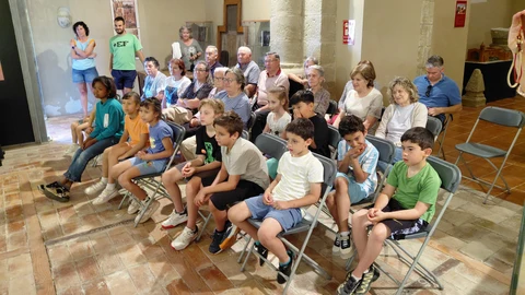 Alumnos del CRA Los Bañales de Luesia durante la emisión del programa Gente Viajera Aragón