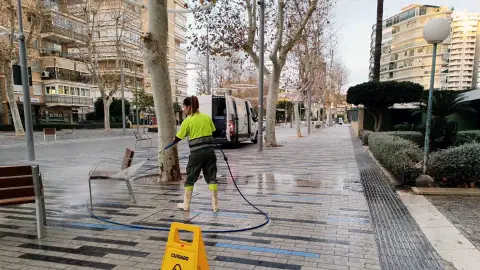 Benidorm refuerza el servicio de la limpieza y recogida de residuos con más trabajadores y servicios especiales durante el verano Benidorm refuerza el servicio de la limpieza y recogida de residuos con más trabajadores y servicios especiales durante el verano